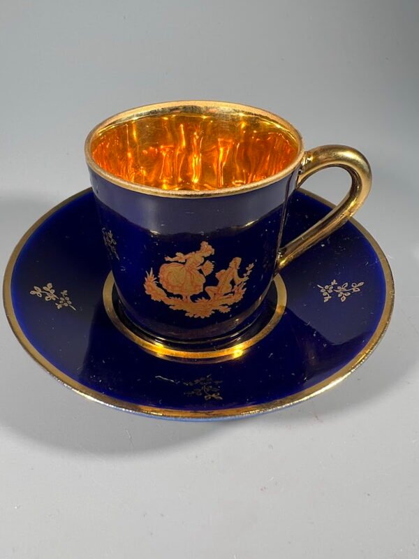 Puodelis su lėkštute porcelianinis, auksuotas kobaltas, prancūziškas, Limoges, Emmanuel Thomas manufaktūra. 70 ml. Kaina 36