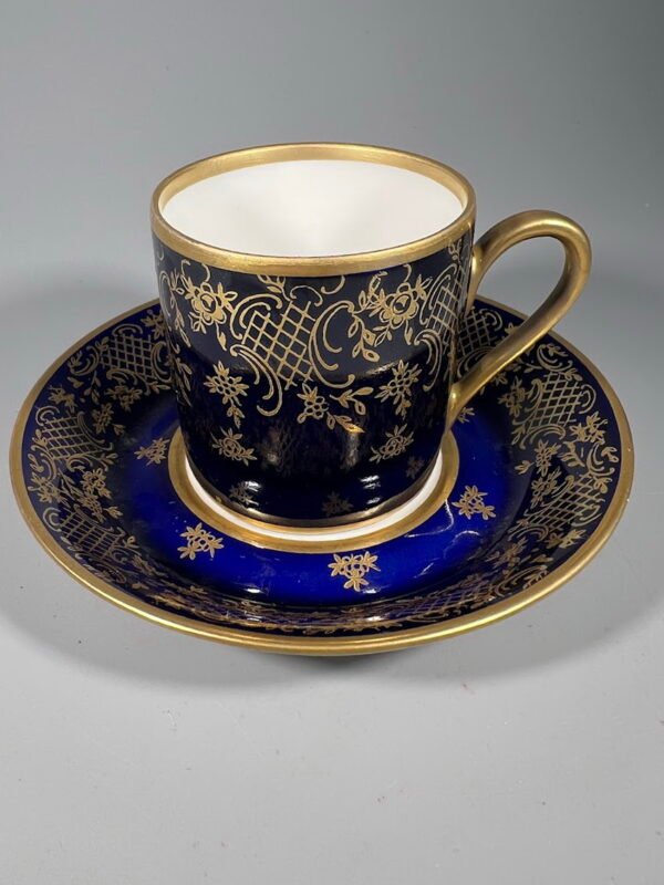 Puodelis su lėkštute porcelianinis, espreso, kobalto mėlynas, auksavimas Reichenbach. VDR. 1969 - 1990 m. Kaina 33