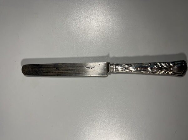 Peilis antikvarinis, desertinis, prancūziškas, sidabrine rankena, Paris. Kaina 17