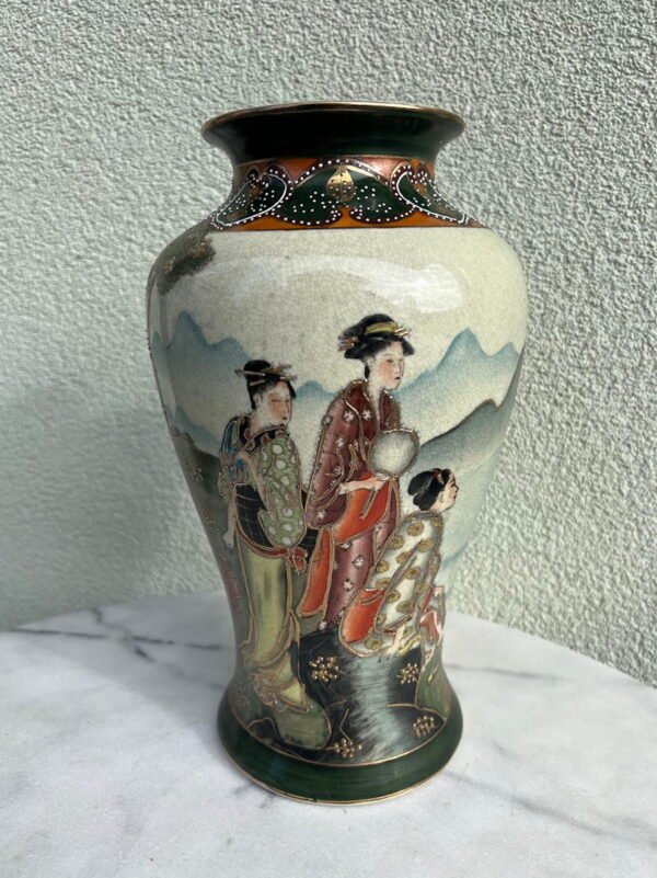 Vaza klasikinio Satsuma stiliaus, vaizduojamos elegantiškos geišos peizažo fone. Kaina 68