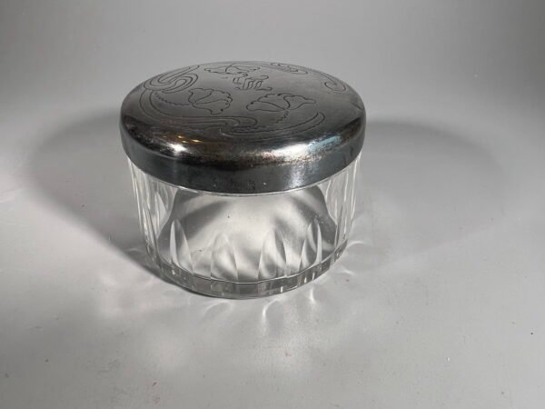 Dėžutė, indelis stiklinis, antikvarinis, sidabruotu dangteliu. Kaina 12