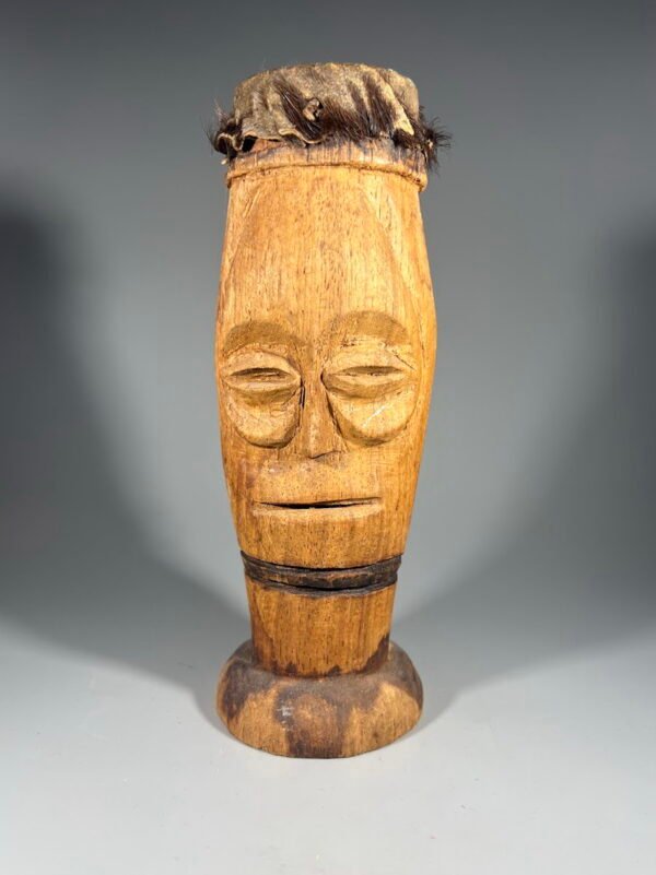 Būgnas, būgnelis afrikietiškas, medinis, trauktas gyvūno oda. Aukštis 20 cm. Kaina 23