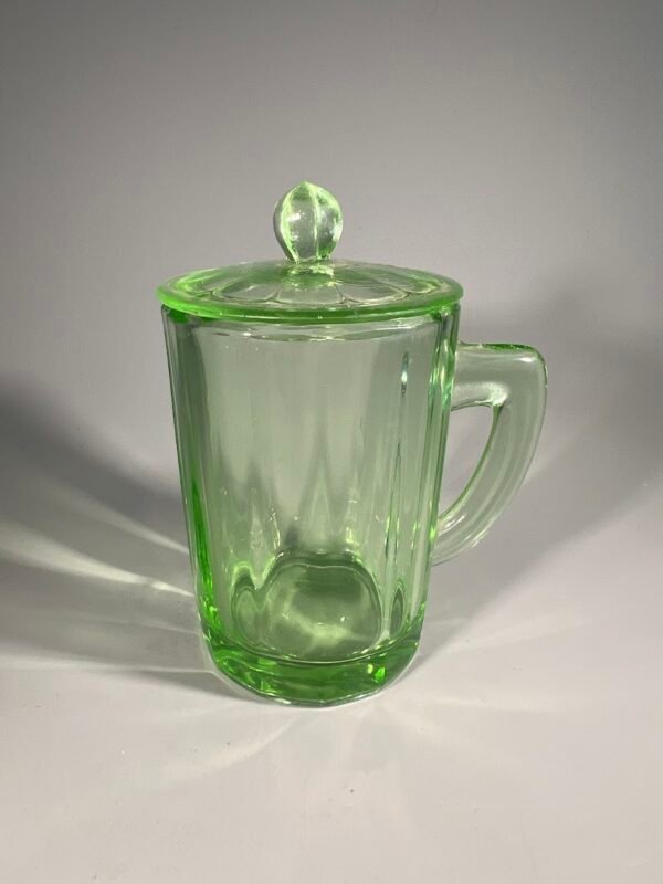 Puodelis su dangteliu briaunuotomis sienelėmis (krienams, garstyčioms ir kt.), presuoto stiklo, sovietinis, tarybinių laikų, Neman stiklo fabrikas, 1950-1980 m. 2 vnt. Kaina po 33