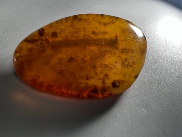 Sagė gintarinė, Baltijos gintaro, konjako spalvos, sovietinė, tarybinių laikų. Svoris 13 g. Kaina 28