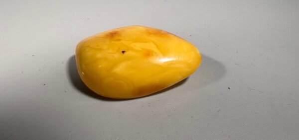 Sagė gintarinė, Baltijos gintaro, vaško spalvos, sovietinė, tarybinių laikų. Svoris 5 g. Kaina 36