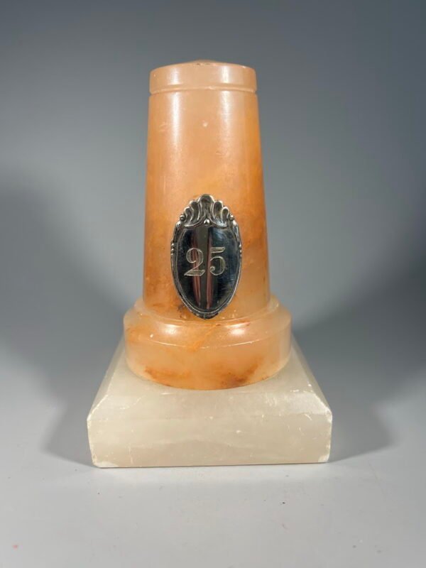 Stalinis suvenyras arba popieriaus prispaudėjas antikvarinis, pagamintas iš akmens. Svoris 1,1 kg. Kaina 28