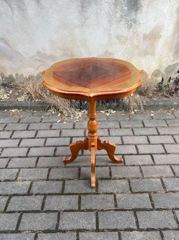 Staliukas inkrustuotas nedidelis kavos, medinis, stovelis, tvirtas. Kaina 52