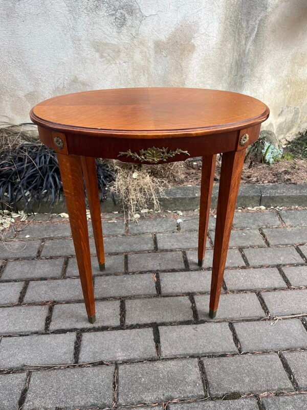 Staliukas ovalus, Ampyro stiliaus, inkrustuotas, puoštas bronza, nedidelis, kavos. Kaina 93