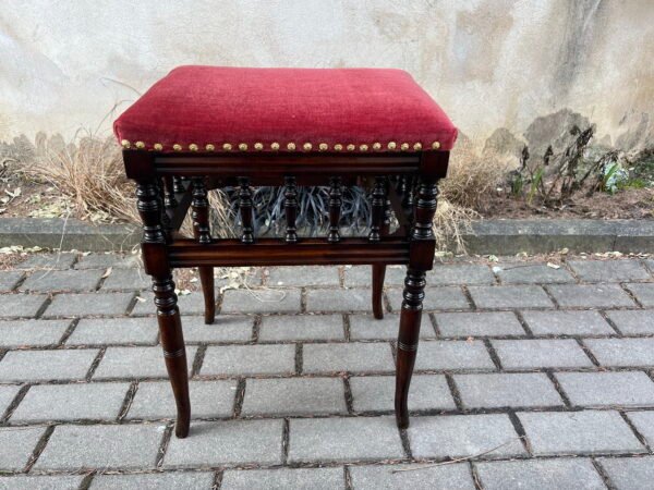 Pianino kėdutė, suolelis, banketė antikvarinė restauruota, tvirta. Aukštis 55 cm. Kaina 188