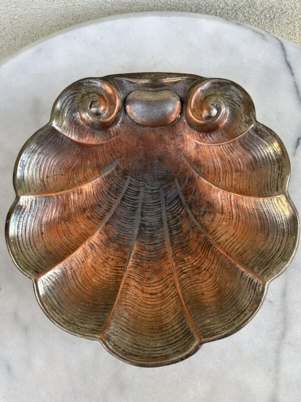 Padėklas , kriauklė antikvarinis, masyvus. Svoris 1,1 kg. Kaina 53