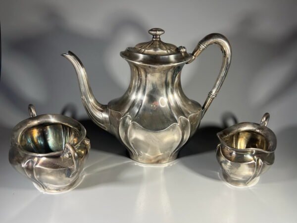 Komplektas Jugendstil, antikvarinis, sidabruotas, cukrinė, kavinukas/arbatinukas, grietinėlės-pieno indas. Kaina 88