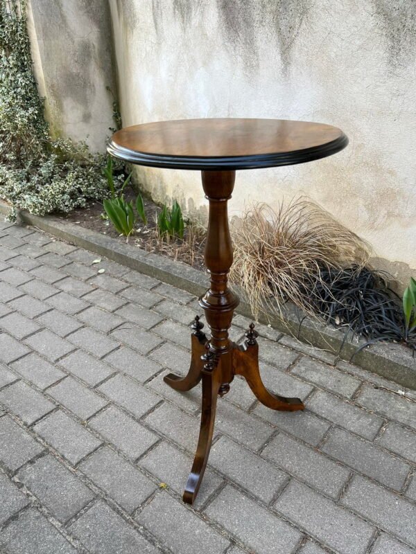 Staliukas nedidelis, stovelis apvalus, antikvarinis, restauruotas. Kaina 87