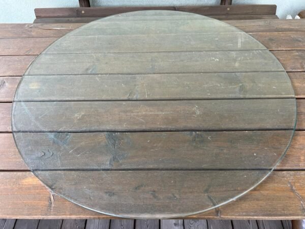 Stiklas nuskliaustais kraštais nuo smetoniško tarpukario apvalaus stalo. Skersmuo 75 cm. Kaina 33