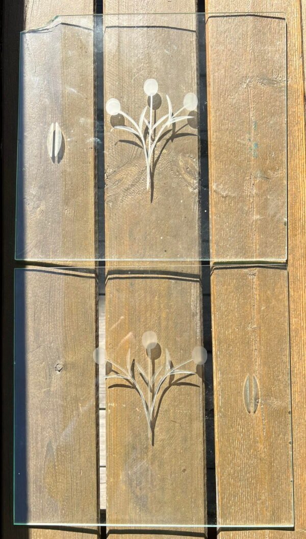 Stiklai originalūs, ploni, raižytomis gėlėmis, nuo smetoniško, tarpukario bufeto, veidrodžio staliuko ar pan. 2 vnt. Dydis: 24 x 26 cm. Kaina 42 už abu.