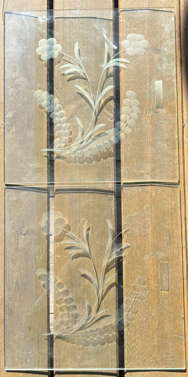 Stiklai originalūs, ploni, raižytomis gėlėmis, nuo smetoniško, tarpukario bufeto, veidrodžio staliuko ar pan. 2 vnt. Dydis: 26 x 26,5 cm. Kaina 52 už abu.