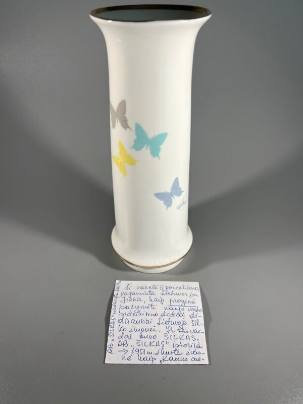 Vazelė porcelianinė su istorija, skirta AB ŠILKAS, pagaminta įmonėje Jiesia. AB Šilkas uždarytas 2004 m.  Kaina 53