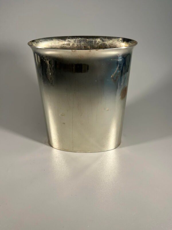 Vazelė metalinė, autorinė, sidabruota. Scandia silver. Dizainerio autografas. Kaina 17