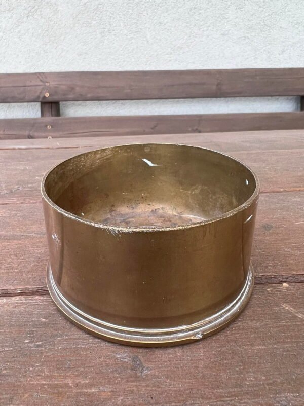 Vaza, tūta, tūtelė, gilzė žalvarinė, tuščia, gali būti peleninė, žvakifė ar vazelė. 1943 m. Aukštis 5,5 cm., skersmuo 10,5 cm. Kaina 18