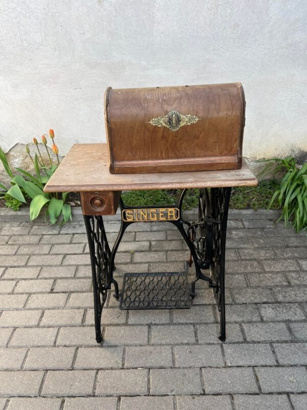 Siuvimo mašina Singer restauruotomis kojomis. Kaina 93 už viską.