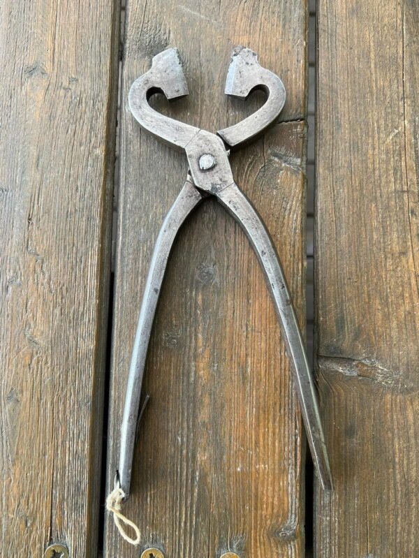 Įrankis antikvarinis. Ilgis 22 cm. Kaina 13