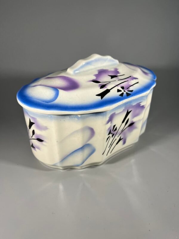 Dėžutė ART DECO stiliaus antikvarinė, fajanso. Kaina 48