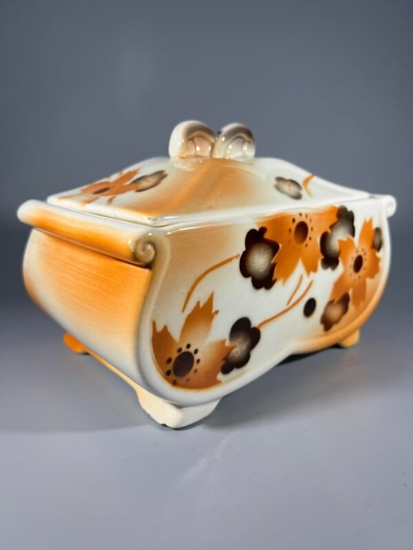 Dėžutė ART DECO stiliaus antikvarinė, fajanso. Kaina 53