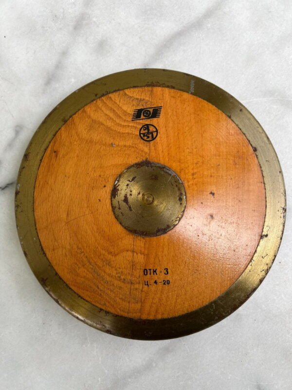 Sportinis metimo diskas, vibtažinis, sovietinis. tarybinių laikų. Skersmuo 20 cm. Svoris 1,5 kg. Kaina 38