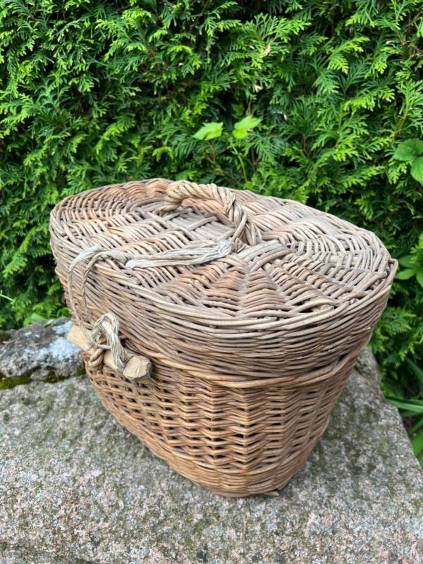 Pintinė su dangčiu vytelių, antikvarinė. Kaina 48