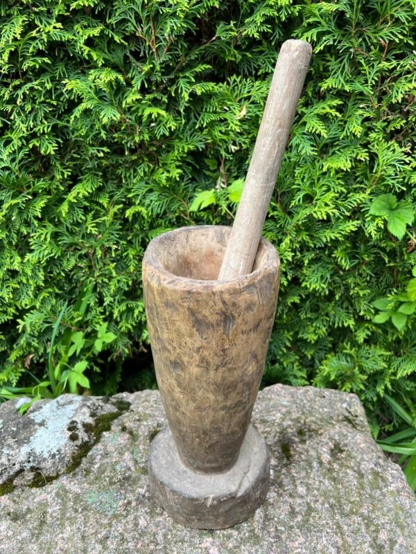 Grūstuvė medinė, antikvarinė. Kaina 63