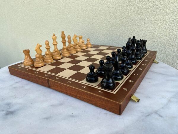 Šachmatai su lenta mediniai, vintažiniai. Kaina 83 už viską
