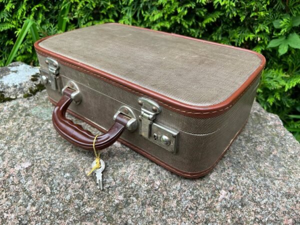 Lagaminėlis, lagaminas vintažinis, rakinamas. Kaina 38