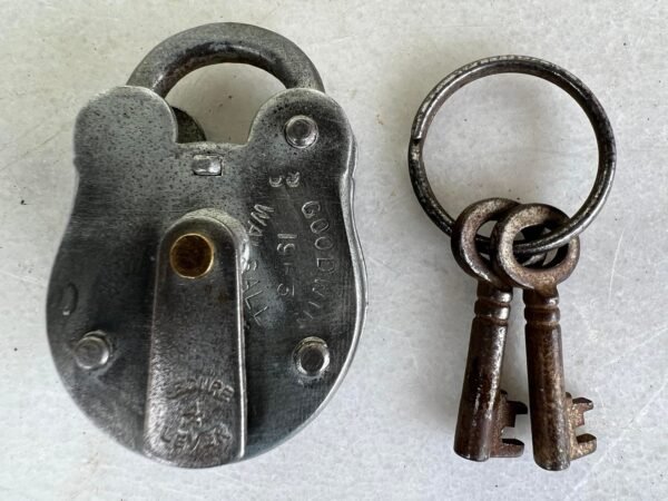 Spyna, spynelė antikvarinė, metalinė, angliška. Veikianti. Kaina 28