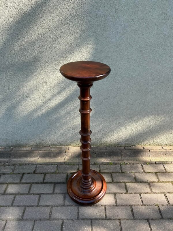 Stovelis, kolona, pjedestalas medinis, aukštas, antikvarinis, staliukas. Kaina 136