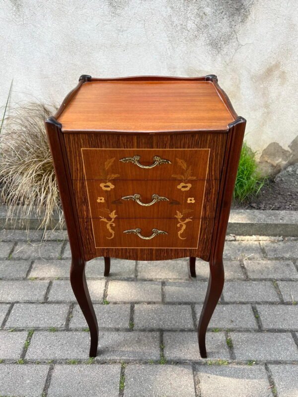 Spintelė medinė puošta gėlėmis, komodėlė. Kaina 153