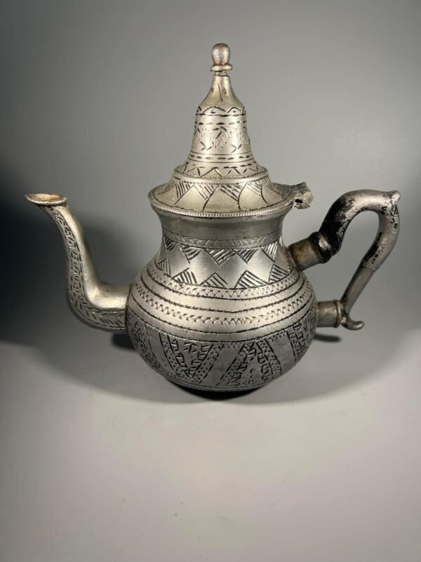 Arbatinukas rytietiškas, alavinis, antikvarinis. Kaina 23