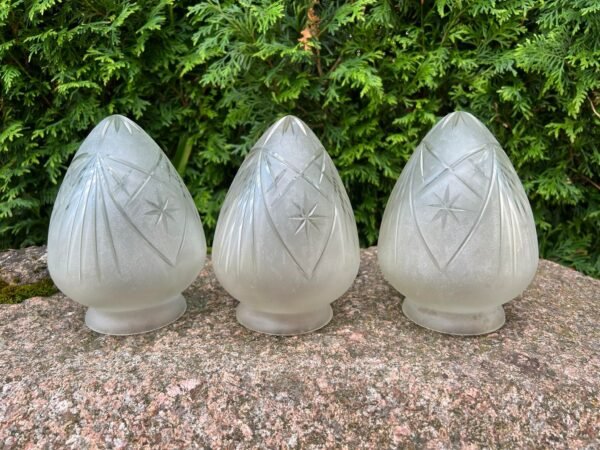 Šviestuvų, lempų gaubtai stikliniai, raižyto stiklo. LIKO 1 vnt. Kaina 36