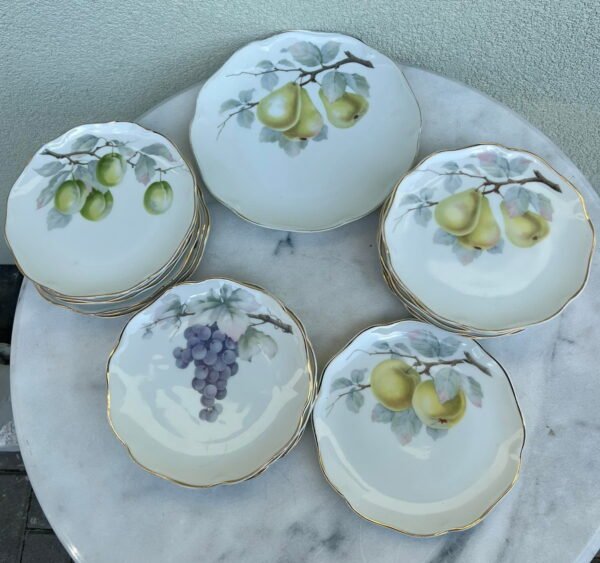 Lėkštės antikvarinės porcelianinės R.C. (Rosenthal) Kronach-Bavaria Chrysantheme. 1901-1933 m. LIKO 15 vnt. PARDUOTA su OBUOLIAIS. Kaina po 8