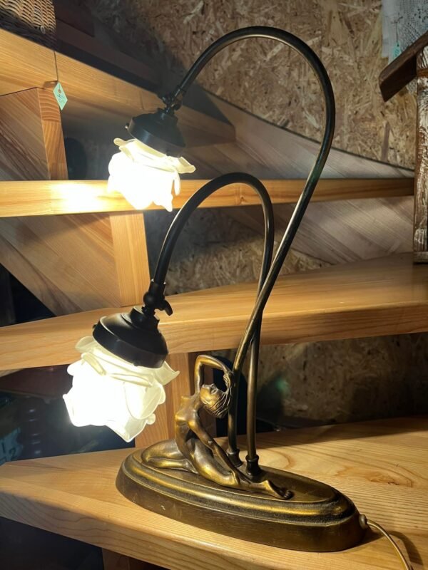 Lempa, naktinis stalinis šviestuvas, moters figūra, Art Deco stiliaus. Veikianti. Regiliuojama apžvietimo kryptis. Kaina 127