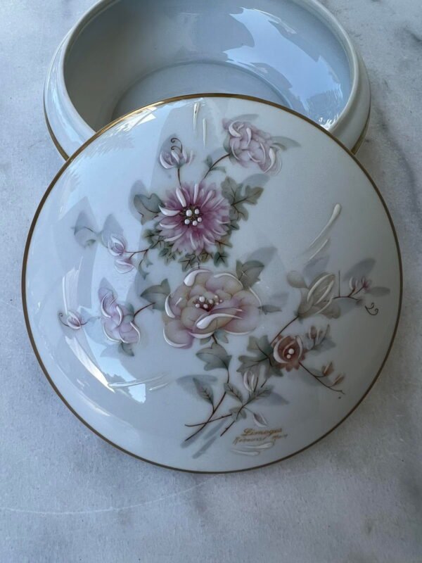 Dėžutė porcelianinė Limoges Rehausse Main. Tapyta. Prancūzija. Porcelaine de Limoges selection Gilis. Tapyta. Aukštis 8, skersmuo 16 cm. Kaina 48