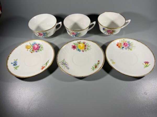 Puodeliai su lėkštutėmis antikvariniai, porcelianiniai, tapyti. Gustavsberg. Talpa 150 ml. Liko 2 vnt., vidurinis parduotas.  Kaina po 16