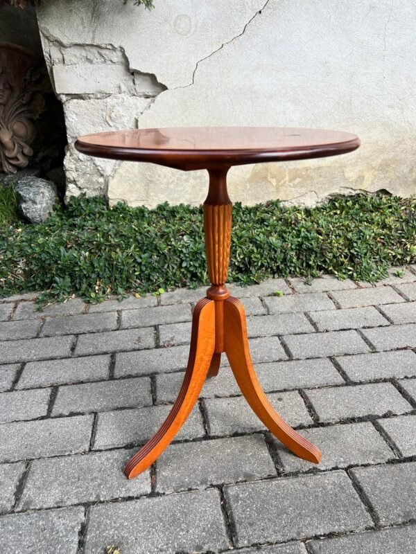 Staliukas nedidelis, stovelis apvalus, Tvirtas ir lengvas. Kaina 43