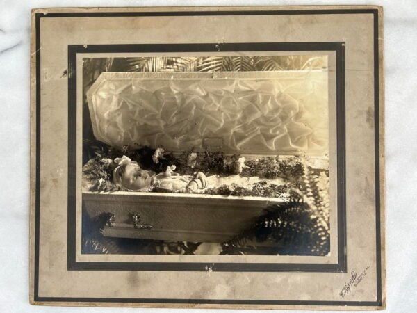 Nuotrauka antikvarinė, kartonažinė, laidotuvių. Kaina 28