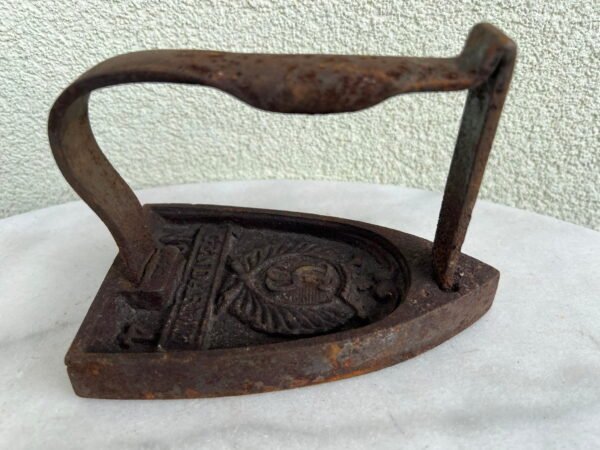 Lygintuvas prosas ketaus, špižinis Gendarme No 4. Prancūzijos policijos, žandarmerijos logotipas. Kaina 37