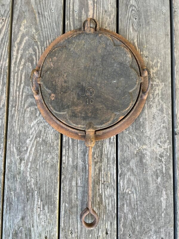 Keptuvė čirvinių blynų ketaus, špižinė su rankena. Kaina 128