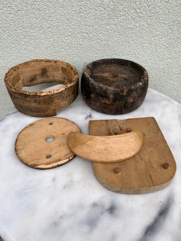 Kepurių, skrybėlių siuvimo forma medinė, antikvarinė su visais priedais. Pagaminta tarpukario Kaune. Kaina 53 už viską.