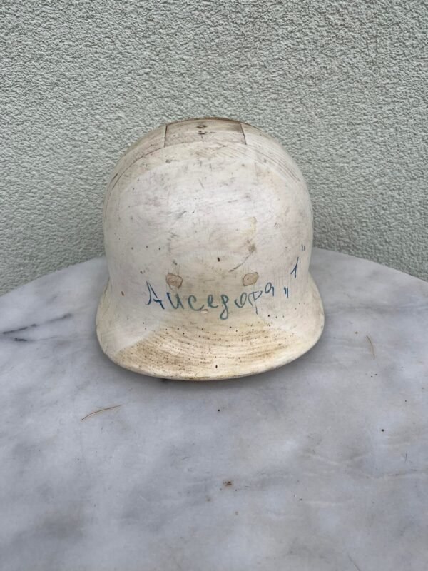 Kepurių, skrybėlių siuvimo forma medinė, reguliuojamo dydžio, antikvarinė. Pagaminta tarpukario Kaune. Kaina 68