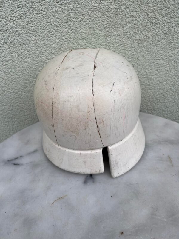 Kepurių, skrybėlių siuvimo forma medinė, reguliuojamo dydžio, antikvarinė. Pagaminta tarpukario Kaune. Kaina 68