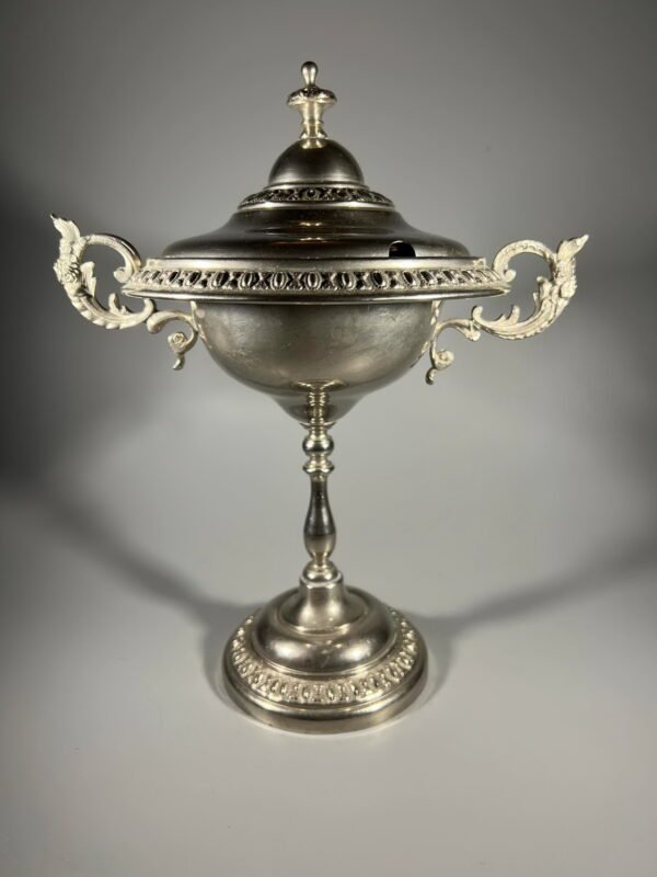 Cukrinė, indas ant kojelės, figūrinėmis rankenėlėmis, antikvarinė, sidabruota. Kaina 37
