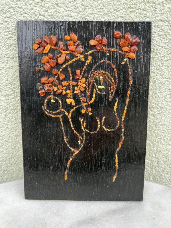 Paveikslėlis medinis su gintaru sovietinis, tarybinių laikų Moteris. Kaina 28