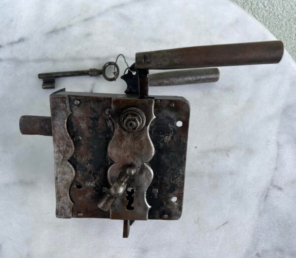 Spyna klėties, antikvarinė. Paruošta naudojimui. Dešininė. Kaina 106